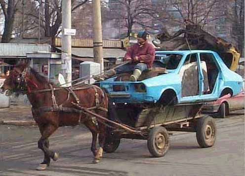 Se manca il motore ci pensa il cavallo a trainare l'auto