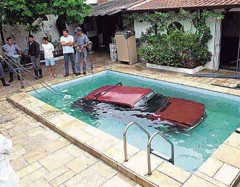 Il conducente sentiva caldo. Auto finisce in piscina