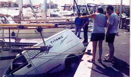 Voleva imitare il Titanic. Furgone finisce in mare