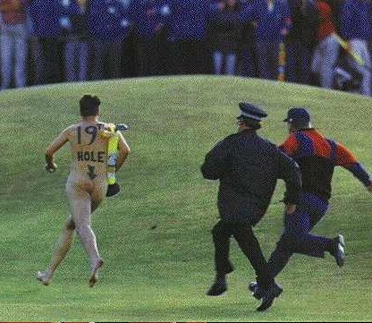 19° Buca invasione nel campo da golf. Uomo nudo